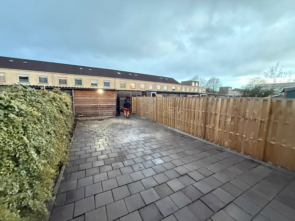 Achtertuin herstraat met tweedehands tegels